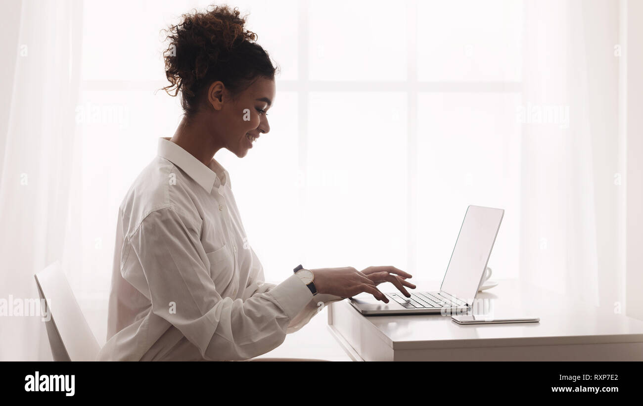 Freelancer Arbeiten am Laptop, die Eingabe über Tastatur Stockfoto