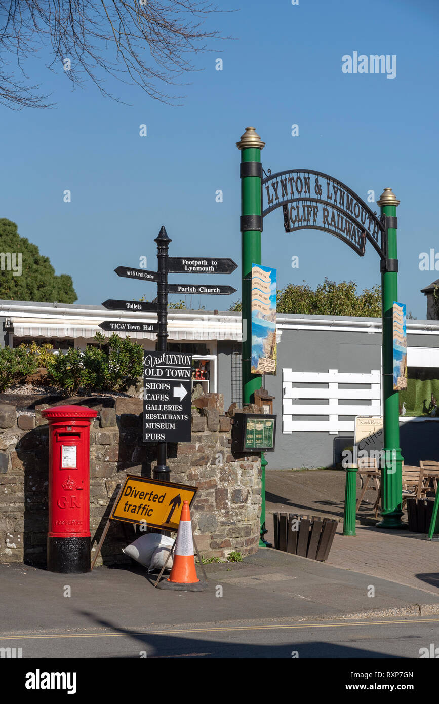 Lynton, Devon, England, UK. März 2019. Die Lynton Lynmouth Cliff Railway & Eingang Gateway für die Bergstation. Stockfoto