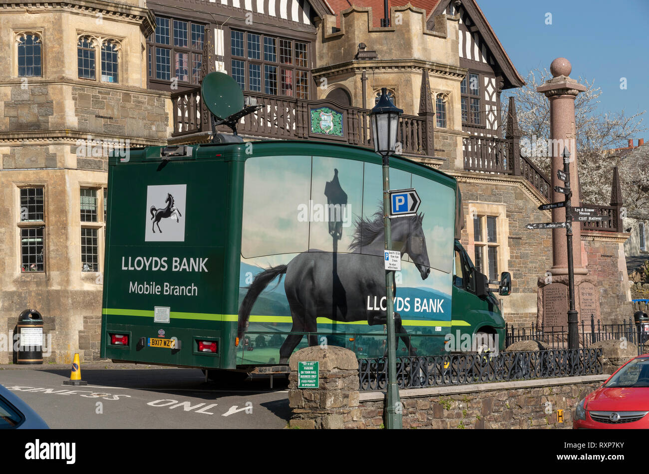 Lynton, Devon, England, UK. März 2019. Ein Lloyds Bank mobile Niederlassung außerhalb der Lynton Rathaus geparkt. Stockfoto