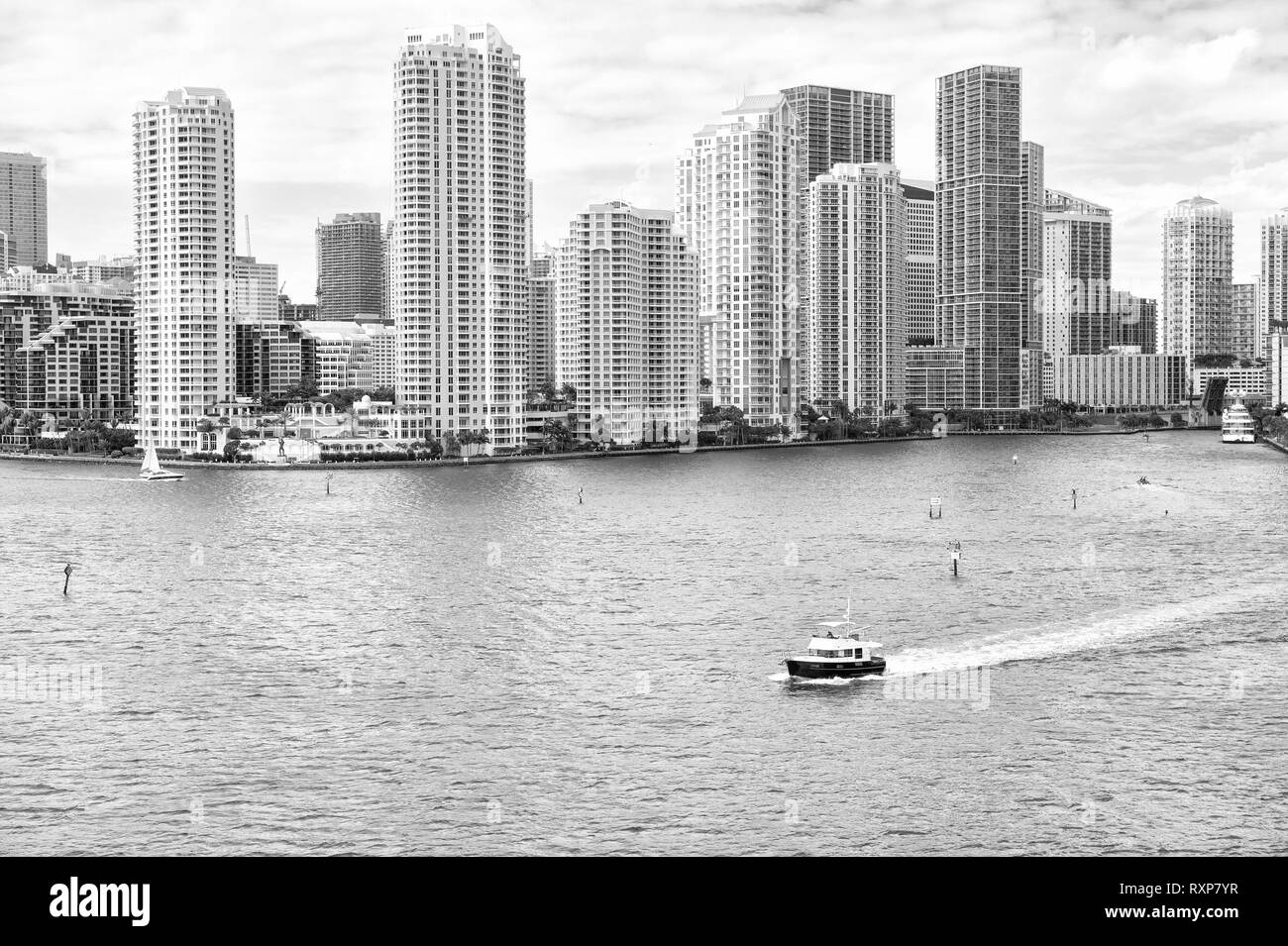 Luftaufnahme von Miami Wolkenkratzer mit blauen bewölkten Himmel, weißen Segeln neben Miami Downtown Stockfoto