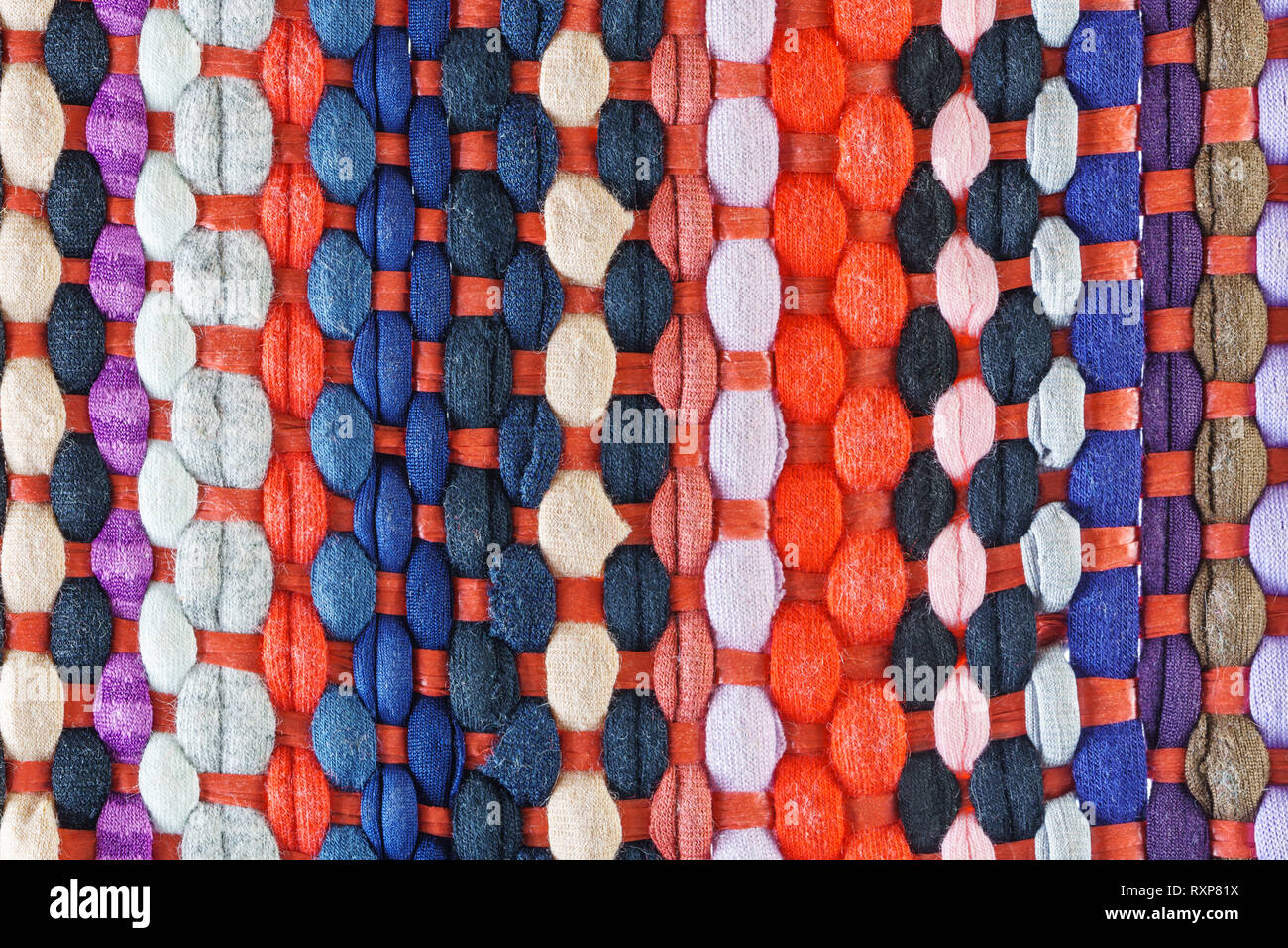 Mehrfarbige Motley Rag gewebte Wolldecke Hintergrund. Inländische gemütliche Wolldecke Patchwork Stoffe Stockfoto