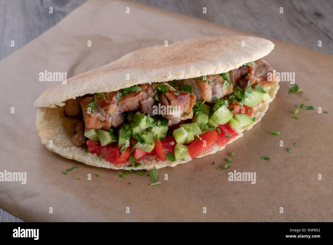 Ein traditionelles Gericht aus Zypern. Schweinefleisch Kebab ist vom Grill  auf Holzkohlen und dann im Fladenbrot mit Salat serviert Stockfotografie -  Alamy