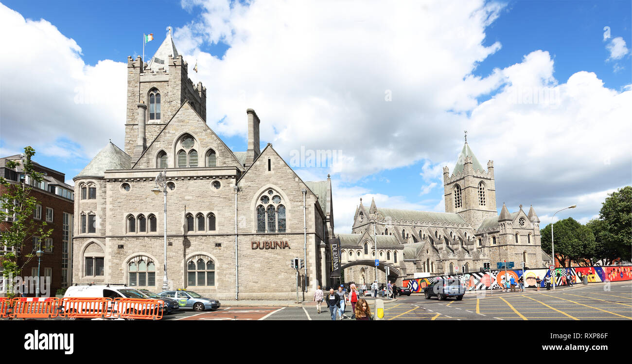 Dublinia Living History Museum (links) und auf der rechten Seite ist die Christ Church Cathedral, an der Kreuzung der Winetavern St und Christchurch Place, Dublin, Irland Stockfoto