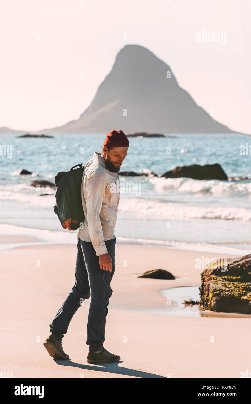 Man Walking im Ocean Beach solo Reisen lifestyle Abenteuer Sommer aktiv Urlaub im Freien Stockfoto