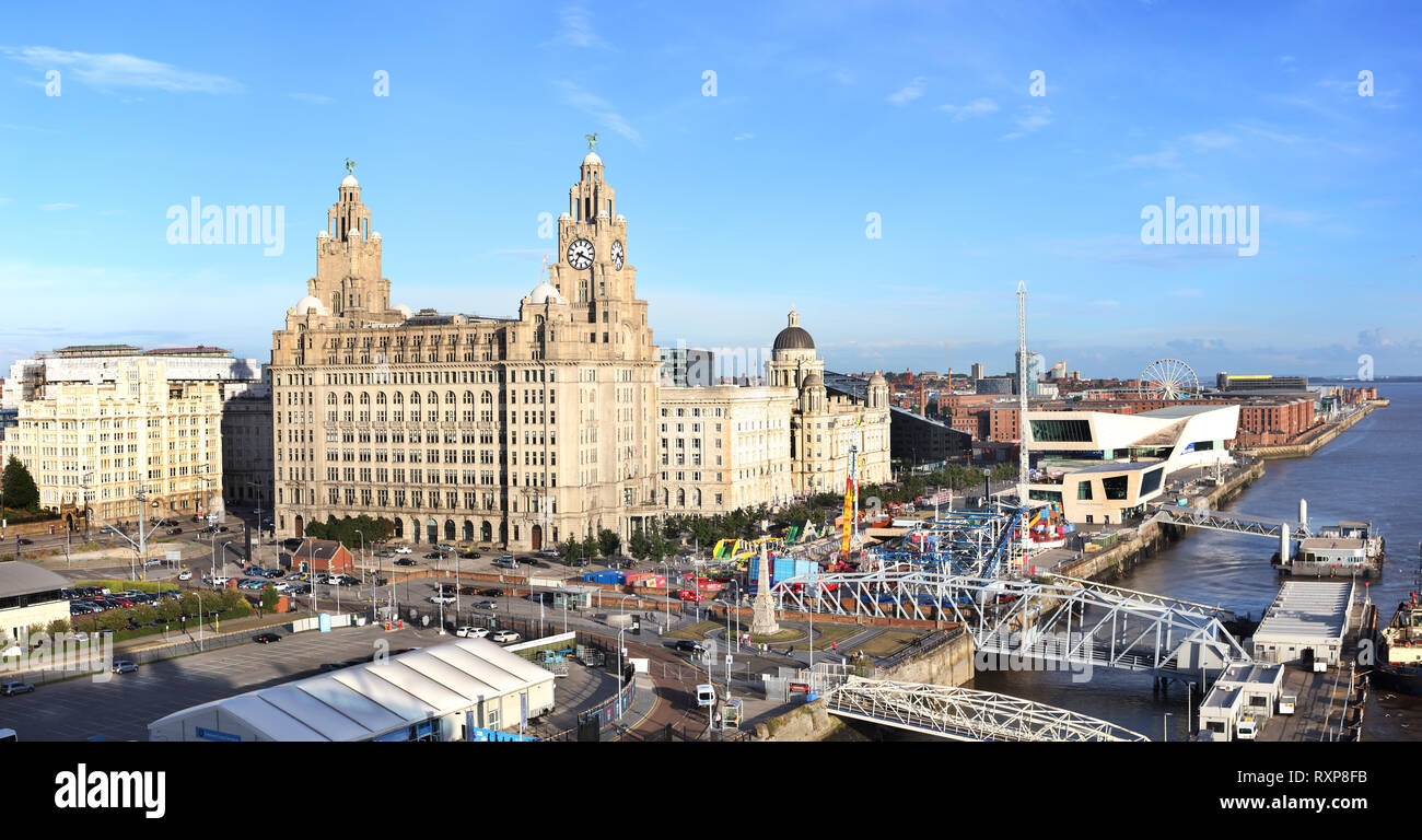 Drei Gebäude - Royal Liver, Cunard und der Hafen von Liverpool -, die zusammen als die Drei Grazien am Ufer des Flusses Mersey, Liverpool, England bezeichnet Stockfoto
