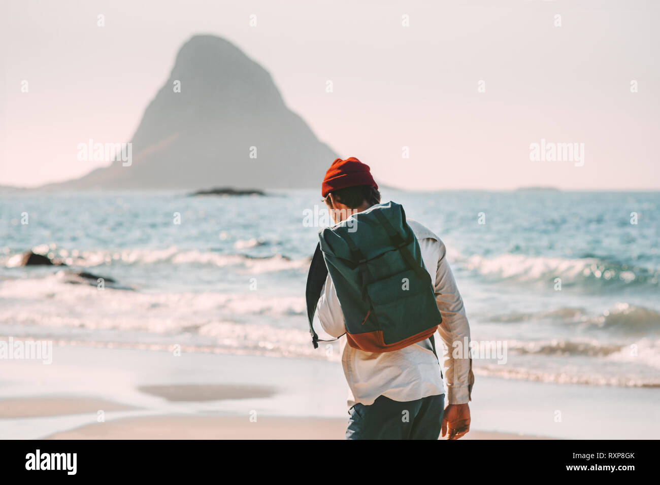 Mann Backpacker allein zu Fuß auf Meer Strand solo Reisen Sommerferien lifestyle Abenteuer outdoor Stockfoto
