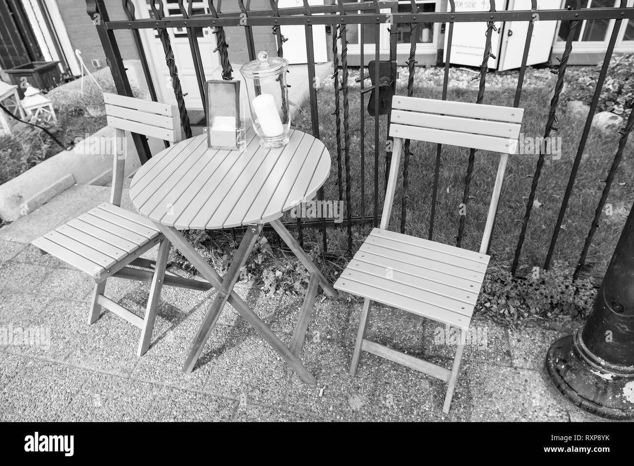 Tisch und Stühle Auf Gras Stockfotos und bilder Kaufen Alamy Tisch und Stühle Draußen Stockfotos und bilder Kaufen Alamy
