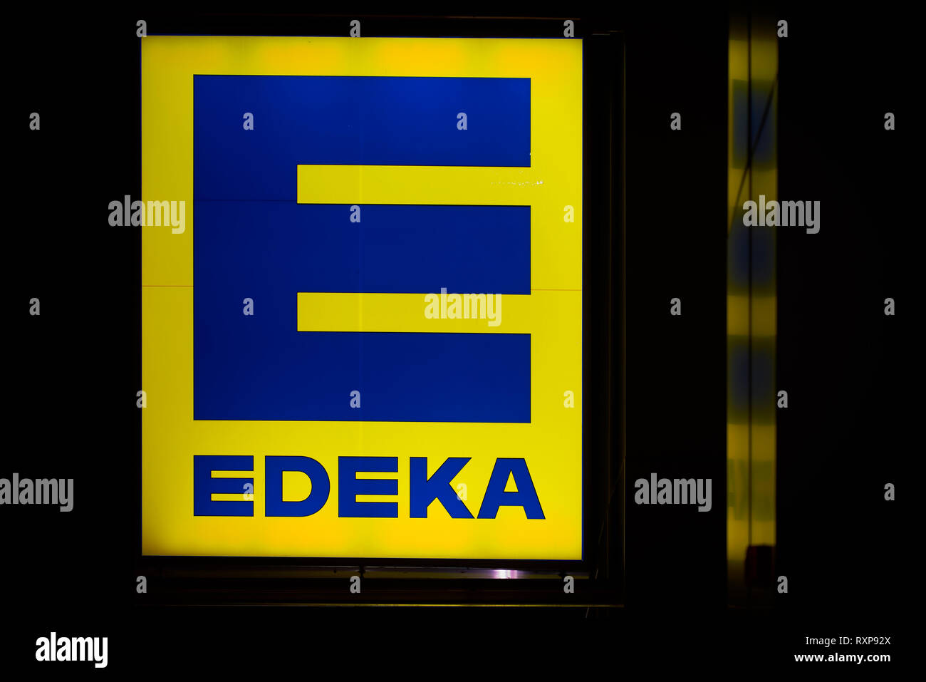 Leuchtreklame eines Edeka Supermarkt in Magdeburg in Deutschland Stockfoto