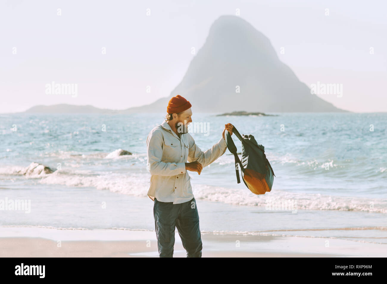 Mann mit Rucksack zu Fuß am Ocean Beach solo unterwegs Outdoor Reise Ferien mode Lifestyle Stockfoto