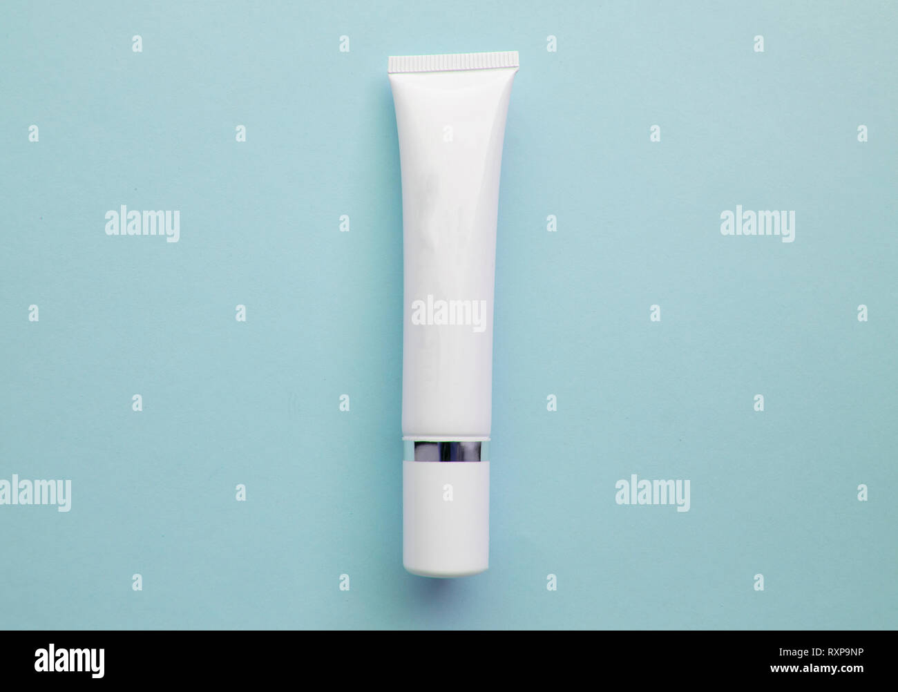 Kunststoff Weiß Creme Tube mit Platz für Text auf hellblauem Hintergrund, Minimalismus Stockfoto