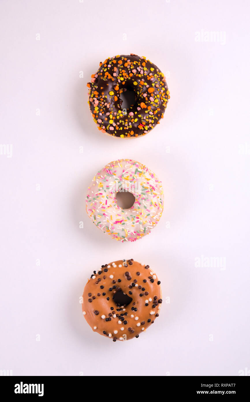 Berliner Krapfen mit Puderzucker auf weißem Hintergrund Stockfoto