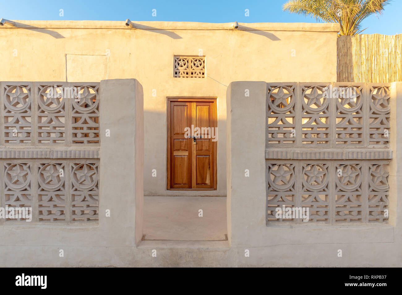 Eingang eines renovierten alten Haus im abandonned Dorf Al Dschazira Al Hamra bei Sonnenuntergang, Emirat Ras Al Khaimah, Vereinigte Arabische Emirate Stockfoto