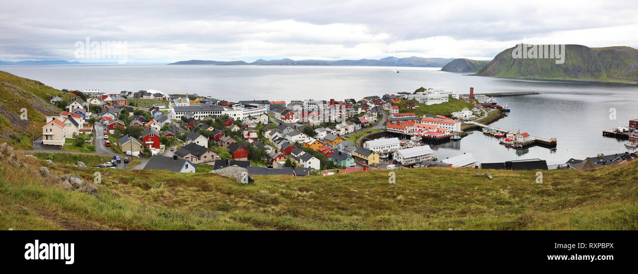 Panoramablick auf den kleinen Fischerort Honningsvag und die Bucht von den gleichen Namen wie von brochmann Hill, Insel Mageroya, Norwegen gesehen Stockfoto