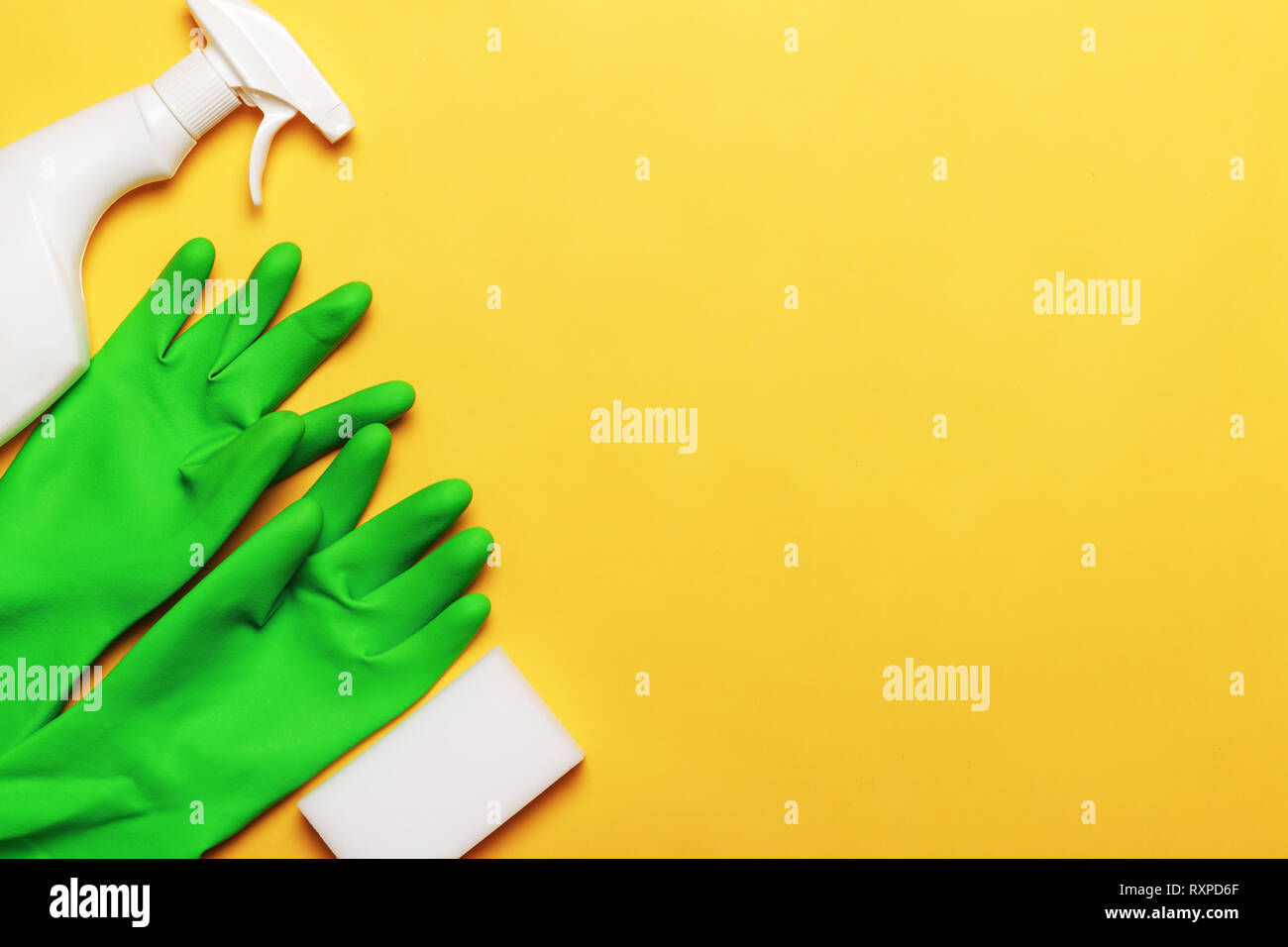 Reinigung für verschiedene Oberflächen in Küche, Bad und andere Räume. Leeren Platz für Text oder Logo auf gelben Hintergrund. Stockfoto