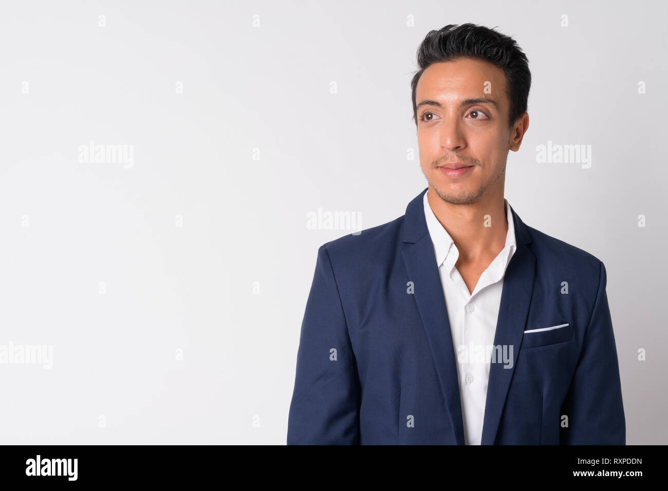 Portrait von Stattlichen spanischer Geschäftsmann Denken gegen weißen Hintergrund Stockfoto