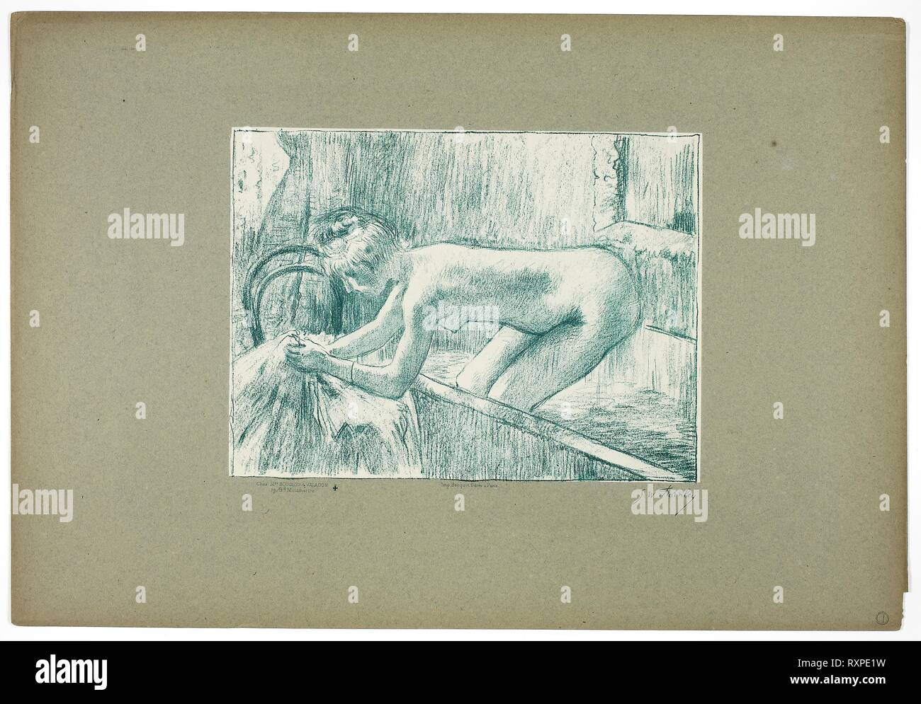 Aussteigen aus der Badewanne. Georges-William Thornley (Französisch, 1857-1935); nach Edgar Degas (Französisch, 1834-1917); von Atelier Becquet (Französisch, 19. Jahrhundert) gedruckt; durch Boussod, Valadon, &Amp; Company (Französisch, 18.-19. Jahrhundert). Datum: 1889-1890. Abmessungen: 220 × 298 mm (Bild); 390 × 568 mm (Blatt). Lithographie in Grün auf Papier. Herkunft: Frankreich. Museum: Das Chicago Art Institute. Stockfoto