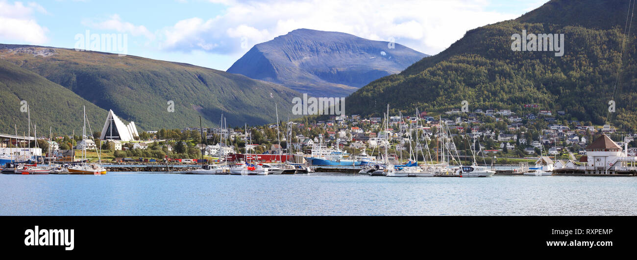 Ostteil der Stadt Tromsö auf Kval Insel. Auf der linken Seite ist die Tromsdalen Kirche oder mehr allgemein bezeichnet als die Eismeerkathedrale wegen seiner markanten Architektur. Tromsø, Norwegen Stockfoto