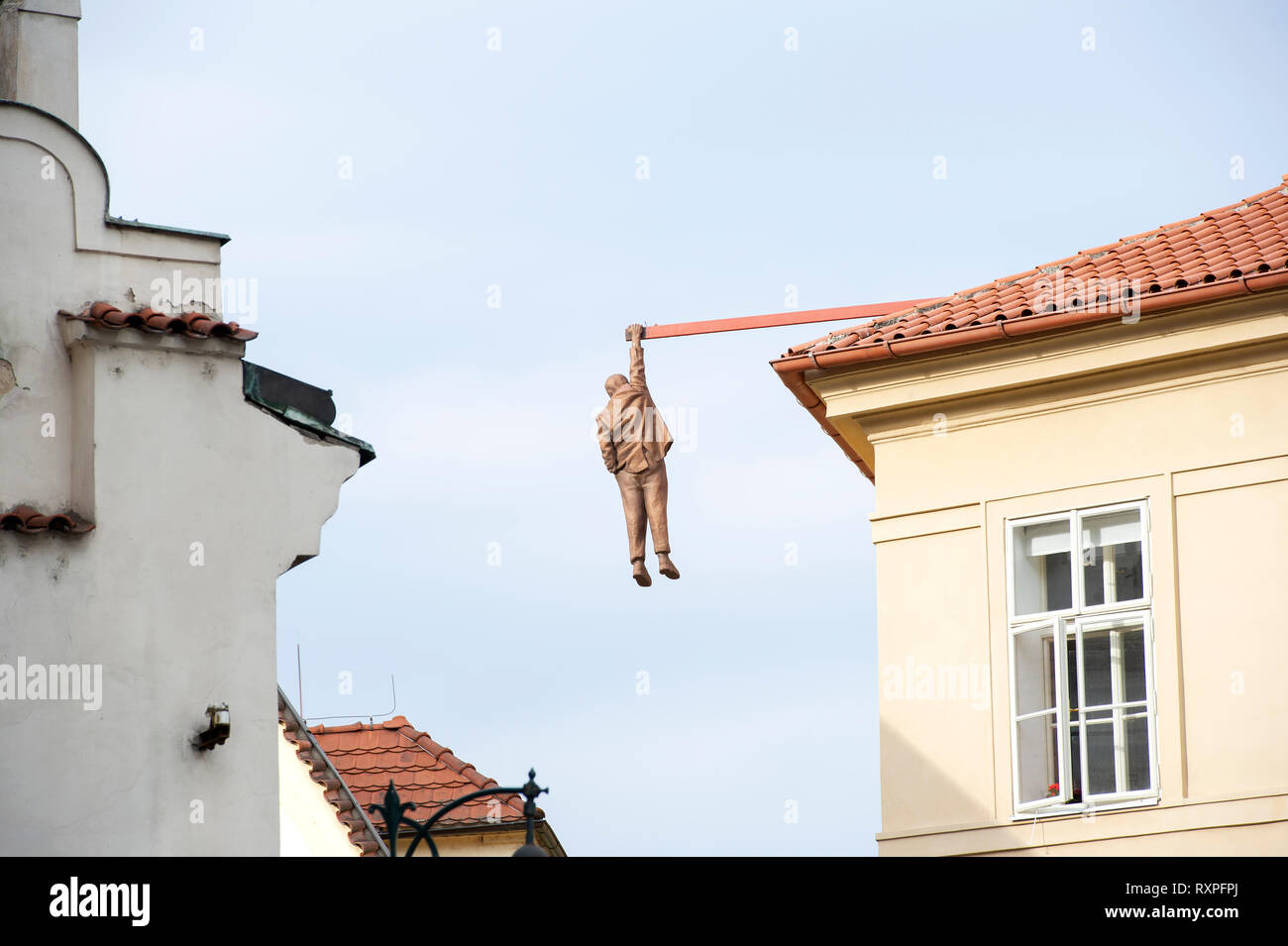 Die 7 Fuß Sigmund Freud Statue des Künstlers David Cerny hängen über den Straßen der Altstadt von Prag (Praha), Tschechien. Stockfoto