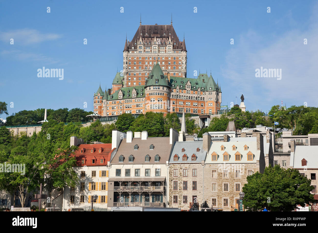 Reihe von Gebäuden aus dem 18. Jahrhundert an der Unterseite der Kappe Diamant (Cape Diamond) auf die sitzt das Chateau Frontenac, Quebec City, Quebec, Kanada Stockfoto
