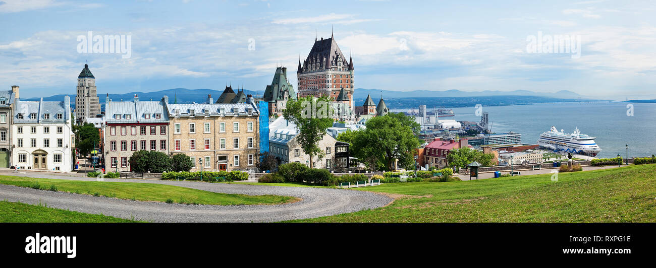 Panoramablick auf die Altstadt von Quebec City ab dem Cap Diamant (Cape Diamond), einschließlich der Preis (links), Chateau Frontenac (Mitte) und dem St. Lawrence River (rechts), Quebec City, Quebec, Kanada gesehen Stockfoto