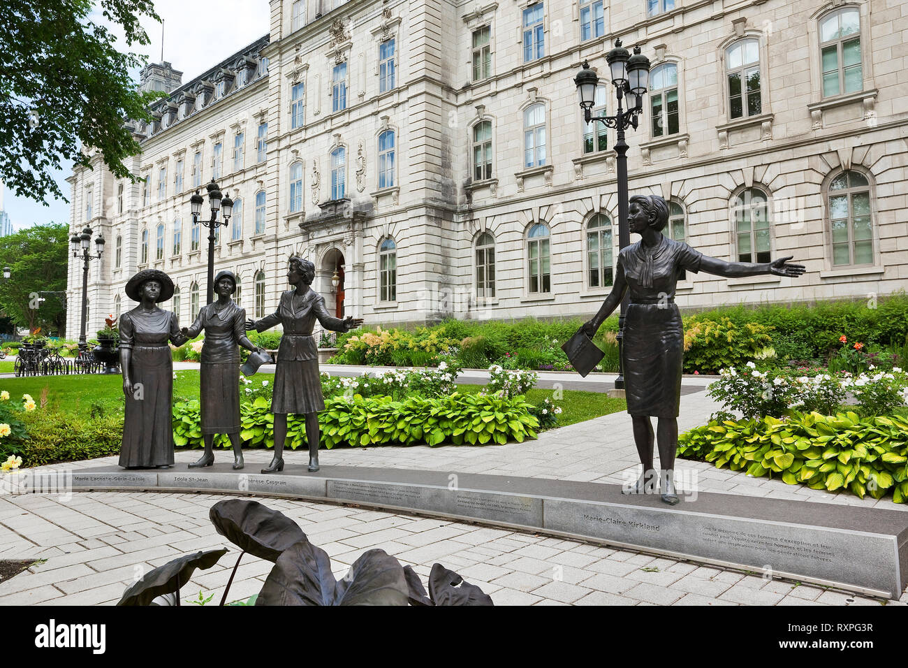 Am südlichen Eingang des Québecer Nationalversammlung, die 'Monument in Hommage an die Frauen in der Politik" von Bildhauer Jules Lasalle ehrt 4 Frauen, die eine wichtige Rolle bei der Förderung der Rechte der Frauen in Quebec, Quebec City, Quebec, Kanada gespielt Stockfoto