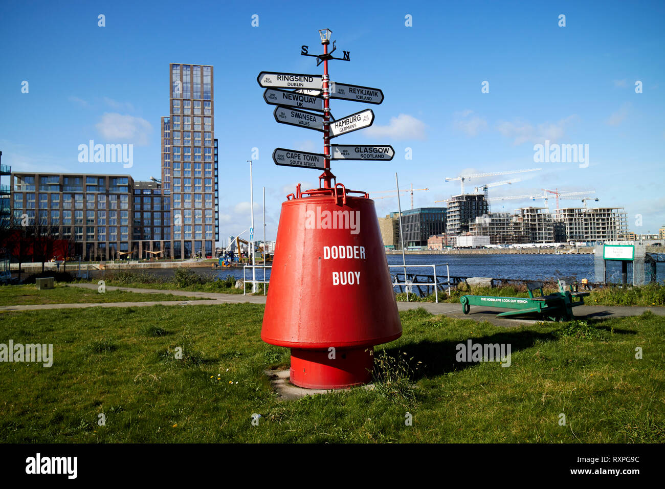Teufelszwirn Boje mit Wegweisern und Distanz Marker für verschiedene uk und weltweit Städte Dublin Docklands Dublin Irland Europa Stockfoto
