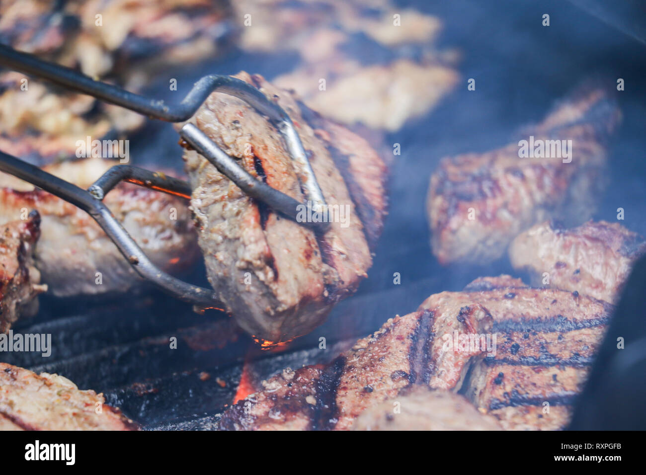 Sizzling, lecker Gegrilltes Steak und Hähnchen frisch aus der Grill an einem Familientreffen. Stockfoto