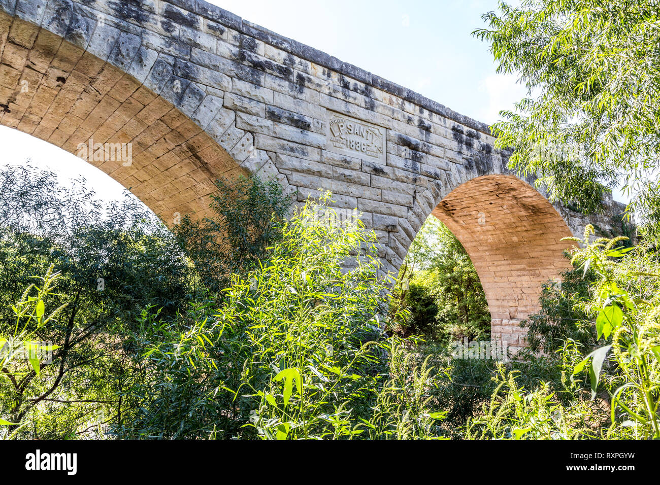 Historische Steinbogenbrücke Stockfoto