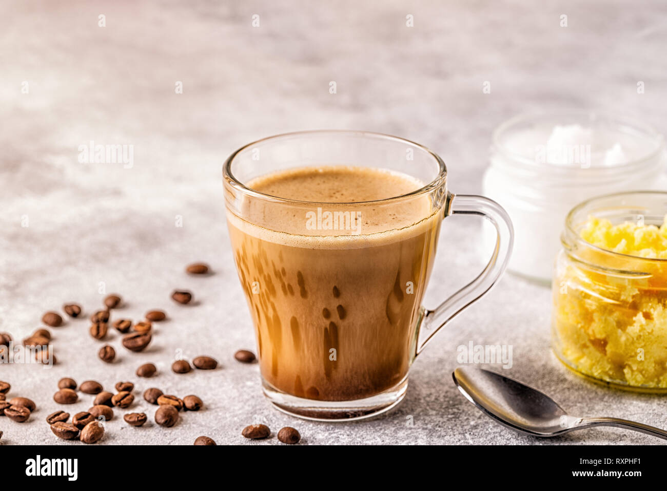 Kaffee gemischt mit Ghee Butter und MCT Kokosöl, Paleo, Keto, Ketogenic