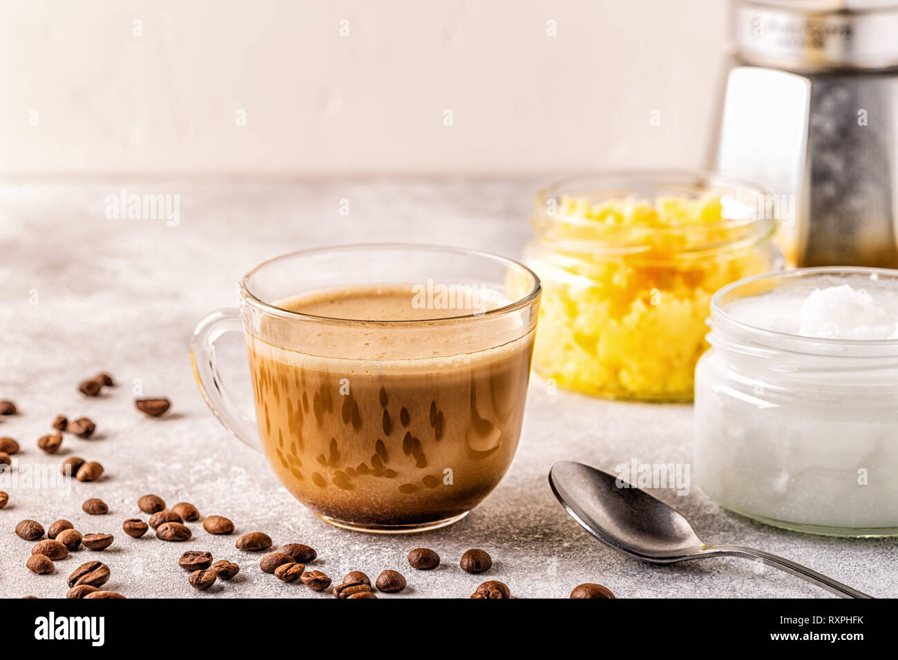 Kaffee gemischt mit Ghee Butter und MCT Kokosöl, Paleo, Keto, Ketogenic trinken Frühstück. Stockfoto