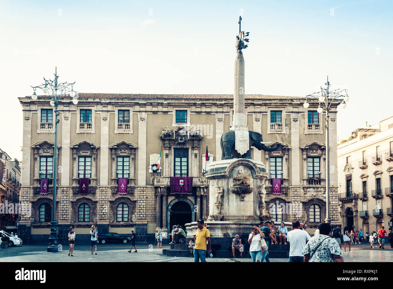 Catania, Sizilien, Italien - August 09, 2018: die Menschen in der Nähe von berühmten Wahrzeichen, dem Monument der Elefanten Brunnen (Fontana dell'Elefante) auf dem Hauptplatz Piazza Stockfoto