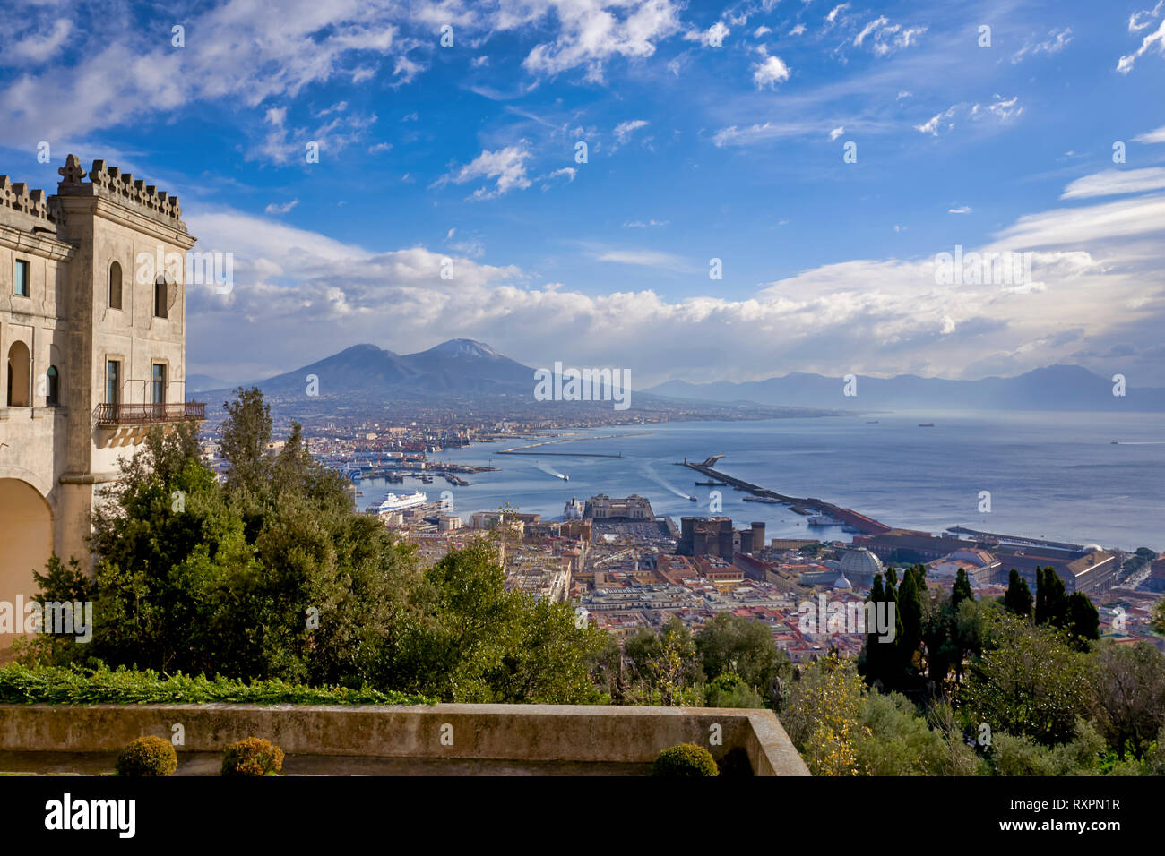 Neapel Kampanien Italien. Blick auf den Golf von Neapel und den Vesuv von der Certosa di San Martino (Kartause von St. Martin), einem ehemaligen Kloster Stockfoto