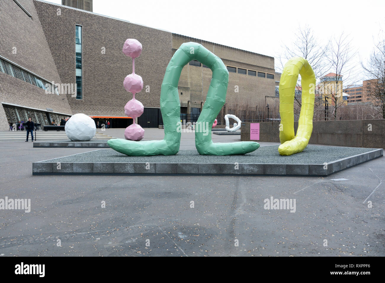 Franz West Alpha, Omega, Dorit und Kugel Skulpturen außerhalb des Hauses,  Tate Modern, London, UK Stockfotografie - Alamy