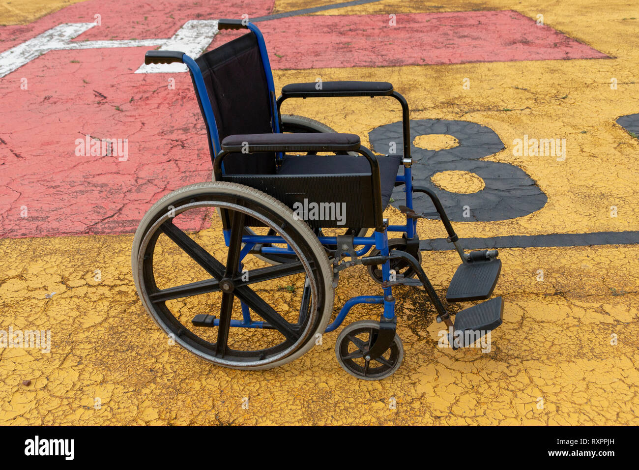 Eine Nahaufnahme Seitenansicht eines Krankenhauses für Rollstuhlfahrer, der sich auf dem Hubschrauberlandeplatz warten auf einen Patienten, die über eine hosprtail emergn gebracht zu werden, Stockfoto