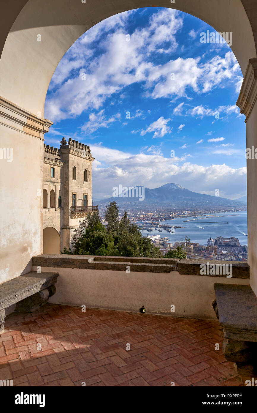 Neapel Kampanien Italien. Blick auf den Golf von Neapel und den Vesuv von der Certosa di San Martino (Kartause von St. Martin), einem ehemaligen Kloster Stockfoto