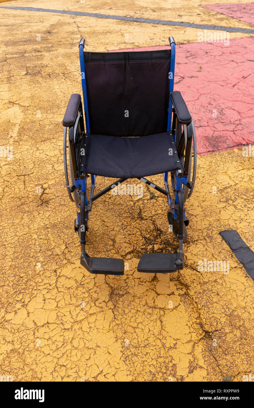 Eine Nahaufnahme Rückansicht eines Krankenhauses für Rollstuhlfahrer, der sich auf dem Hubschrauberlandeplatz warten auf einen Patienten, die über eine hosprtail emergn gebracht zu werden, Stockfoto