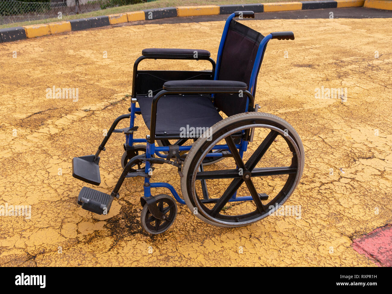 Eine Nahaufnahme Seitenansicht eines Krankenhauses für Rollstuhlfahrer, der sich auf dem Hubschrauberlandeplatz warten auf einen Patienten, die über eine hosprtail emergn gebracht zu werden, Stockfoto