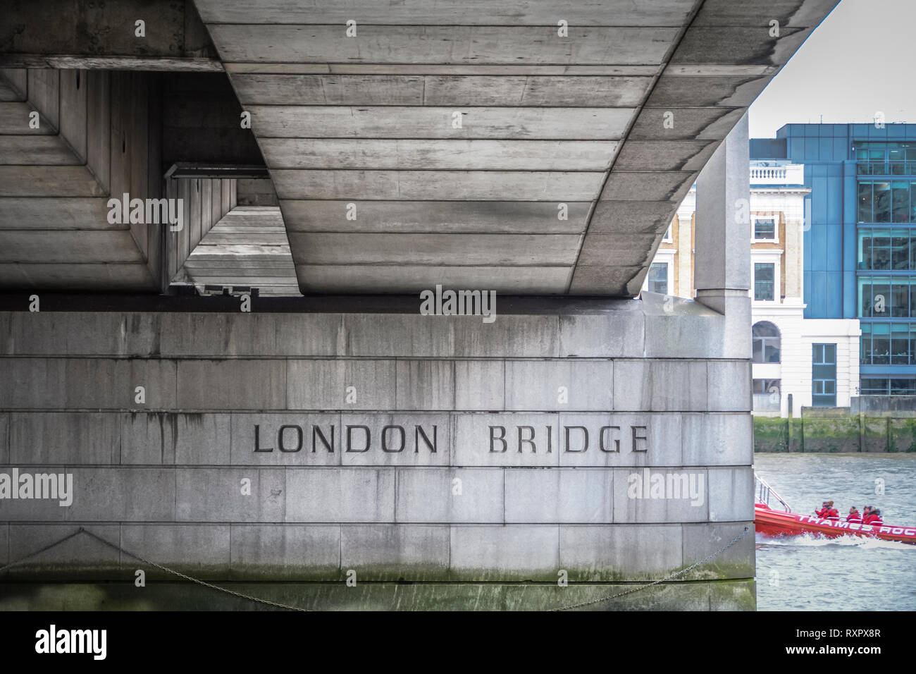 London Bridge verbindet die Stadt London auf dem nördlichen Ufer mit Southwark auf der Südseite der Themse. Stockfoto