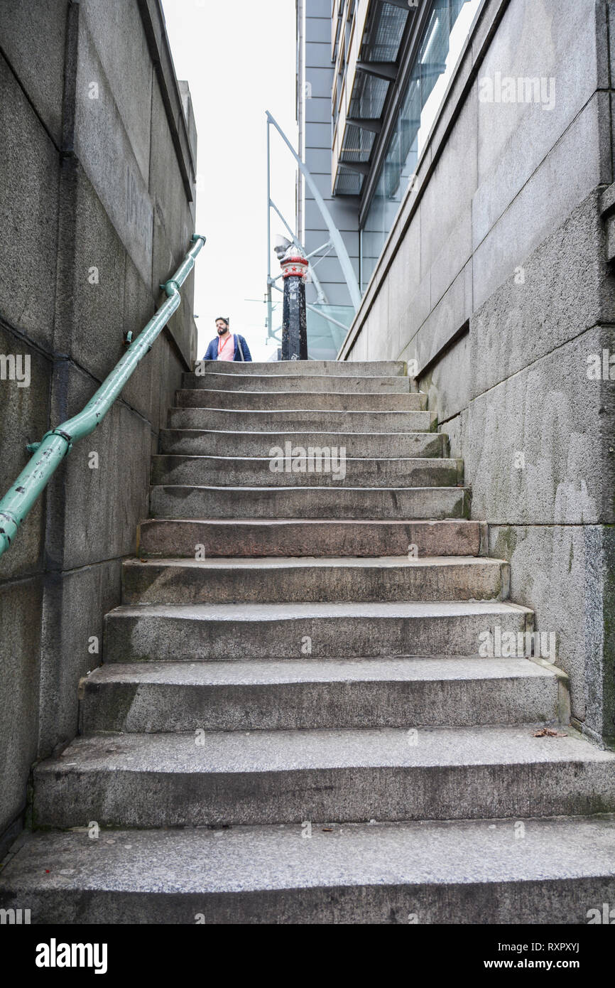 Granit Schritte neben die Southwark Bridge, London, UK Stockfoto