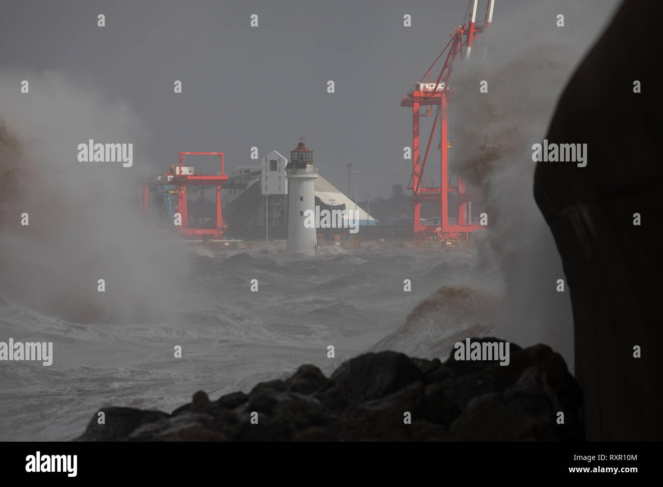 Wirral, New Brighton und Barsch Felsen gepeitscht durch Wind und Wellen Stockfoto