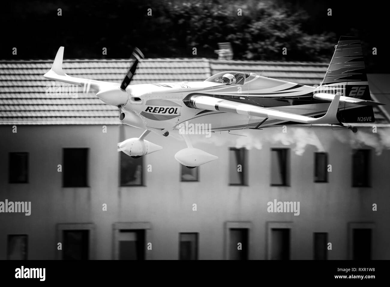 Porto, Portugal, September 1, 2017: Red Bull Air Race. Tag der Ausbildung. Flugzeug in einem engen Handlungsspielraum auf der Vila Nova de Gaia Bank auf den Fluss Douro. Stockfoto