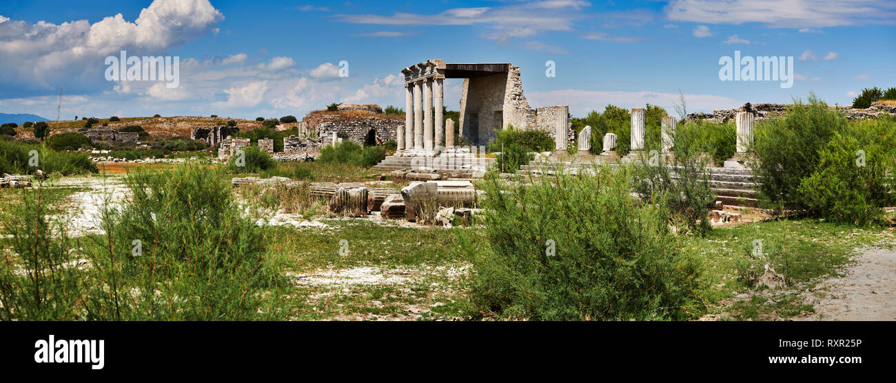 Die römische Ionische Stoa bildet eine Kolonnade 99 m lang und 9 m hoch zu Beginn der Heilige Weg zu Didyma. Eine Ionische portica im Zentrum, die serviert. Stockfoto