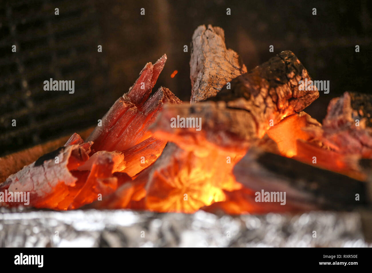 Hintergrund mit einem warmen Kamin Feuer Stockfoto