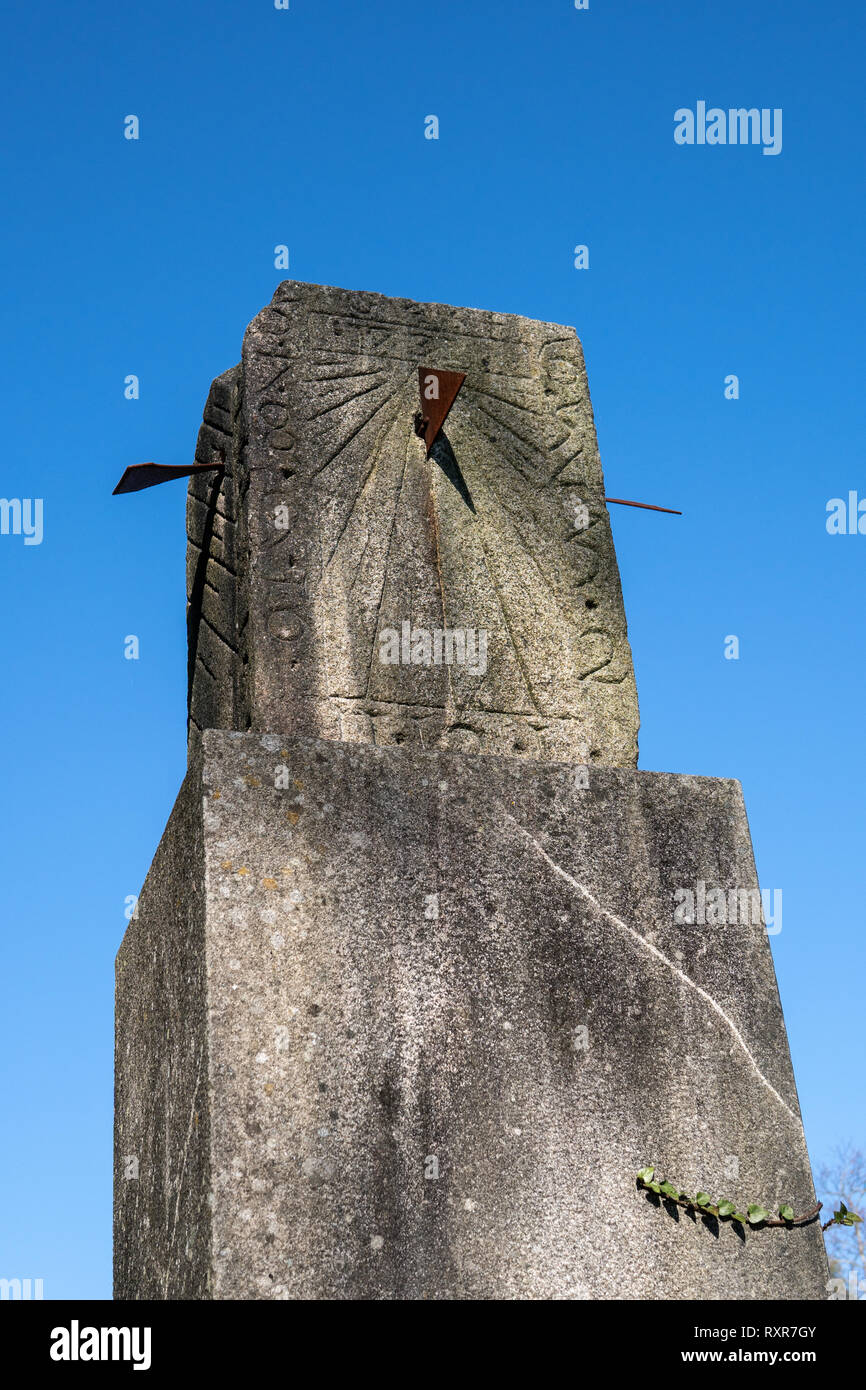 Alte Sonnenuhr isoliert von Granit Stein auf blauen Himmel gemacht Stockfoto