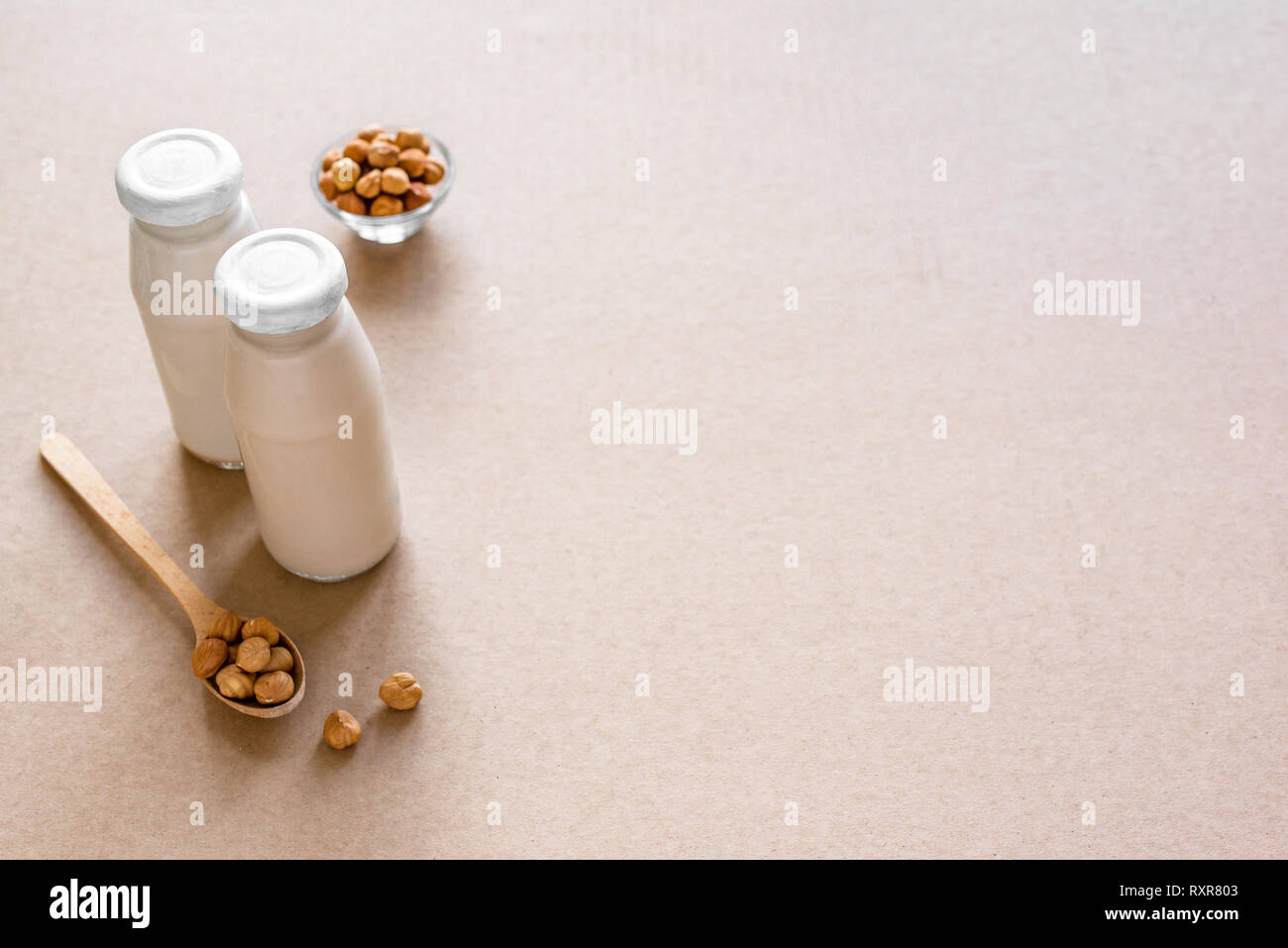 Haselnuss Milch auf beigem Hintergrund, kopieren. Gesunde vegane alternative Ersatz ohne Milchprodukte Getränk - Flasche haselnuss Milch. Stockfoto