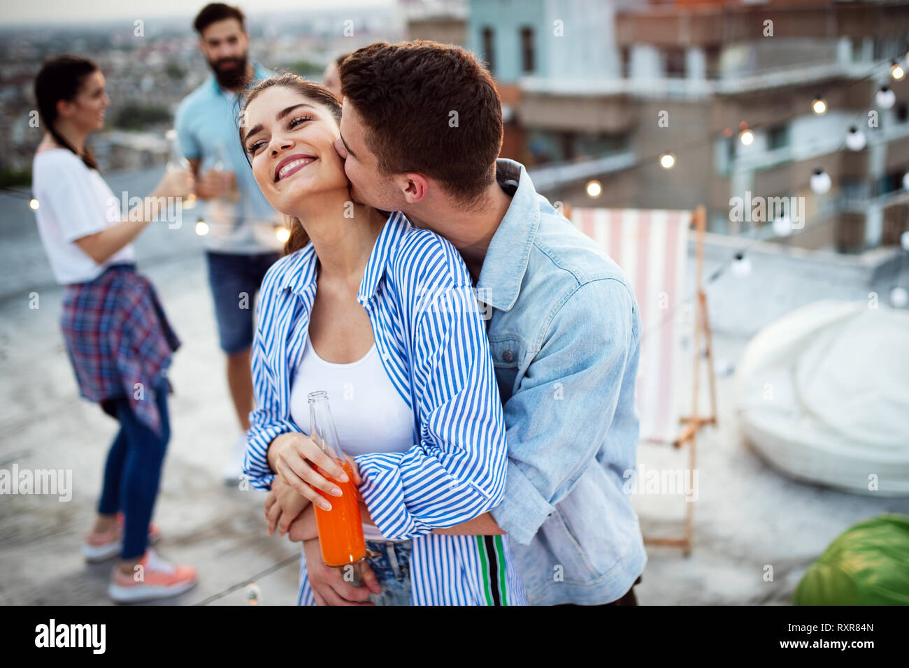 Glückliches Paar schöne Zeit viel Spaß bei der Party Stockfoto