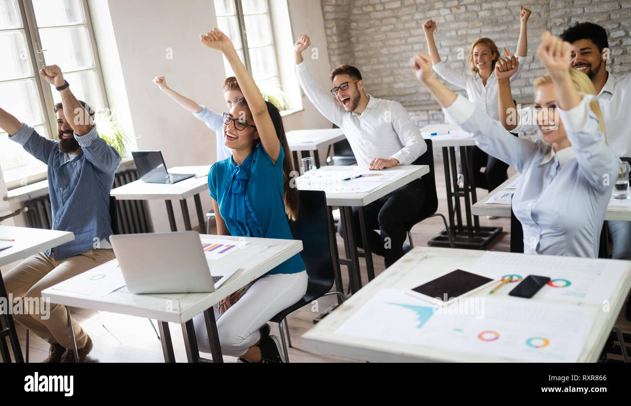 Erfolgreiche glücklichen Gruppe von Menschen lernen Software Engineering und Business während der Präsentation Stockfoto