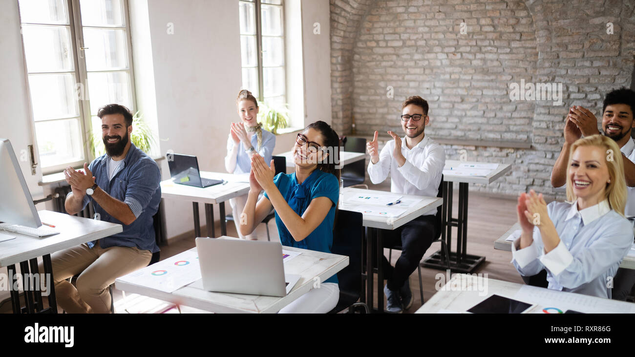 Erfolgreiche glücklichen Gruppe von Menschen lernen Software Engineering und Business während der Präsentation Stockfoto