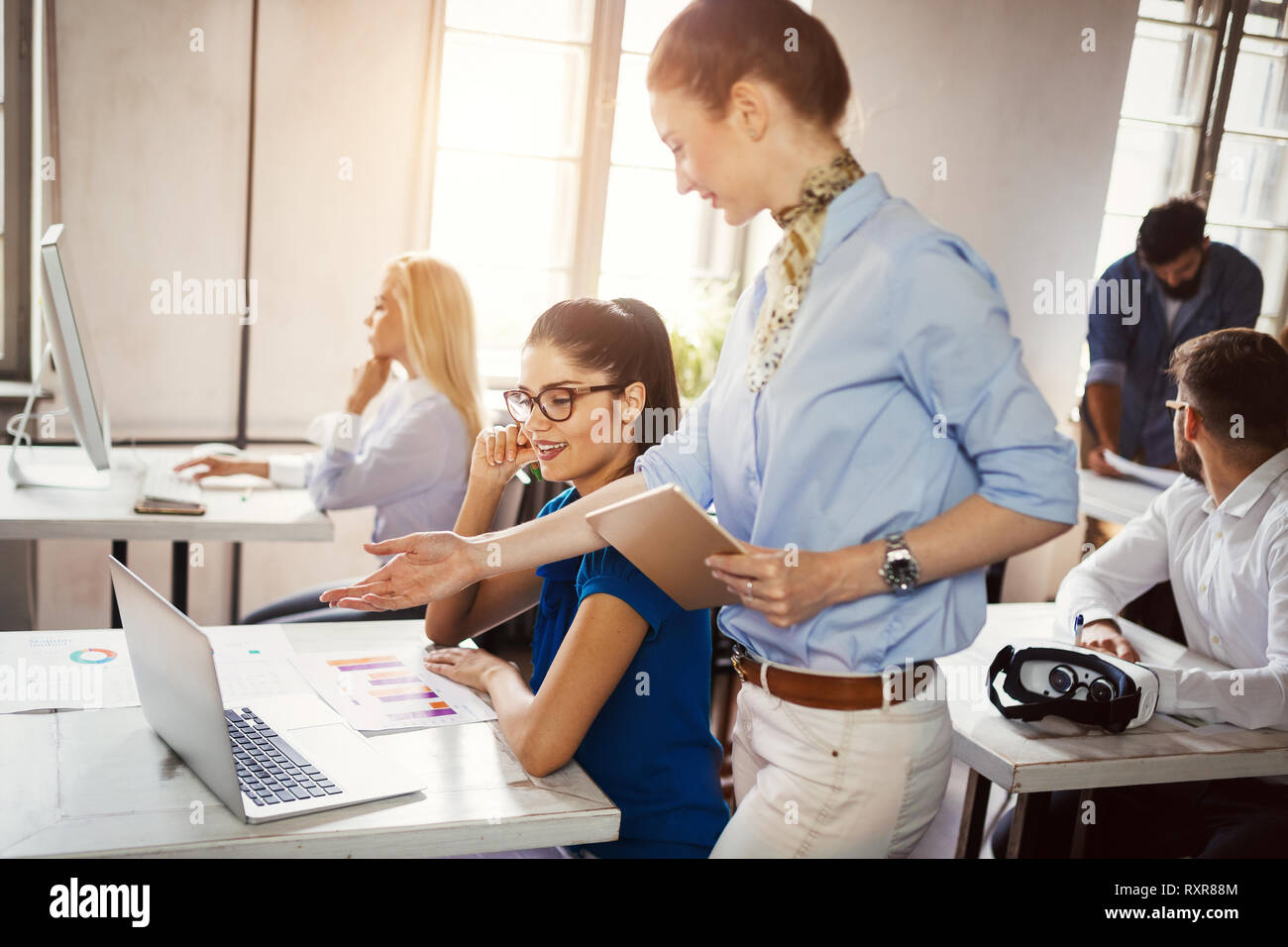 Erfolgreiche glücklichen Gruppe von Menschen lernen Software Engineering und Business während der Präsentation Stockfoto