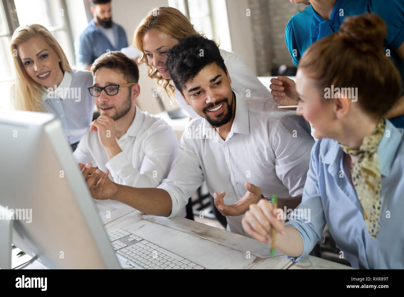 Erfolgreiche glücklichen Gruppe von Menschen lernen Software Engineering und Business während der Präsentation Stockfoto